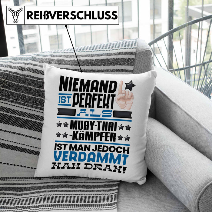 Muay-Thai-Kämpfer Geschenk Kissen mit Füllung 40x40 Lustige Geschenkidee für Muay-Thai-Kämpfer Geburtstag Niemand Ist Perfekt Aber Als Muay-Thai-Kämpfer Ist Man Nah Dran (Grau) Rosa Trendation