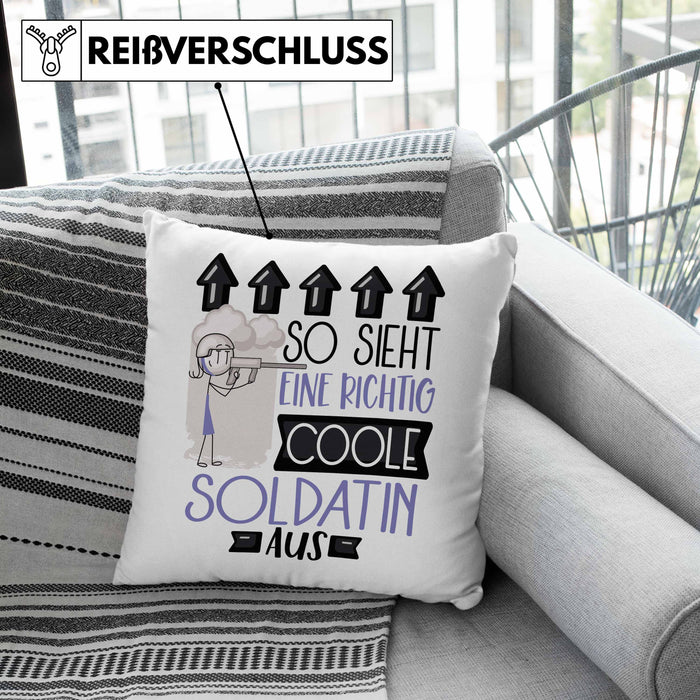 Soldatin Geschenk Kissen mit Füllung 40x40 Geschenkidee für Soldatin Geburtstag Weihnachten Spruch So Sieht Eine Richtig Coole Soldatin Aus (Grau) Grau Trendation