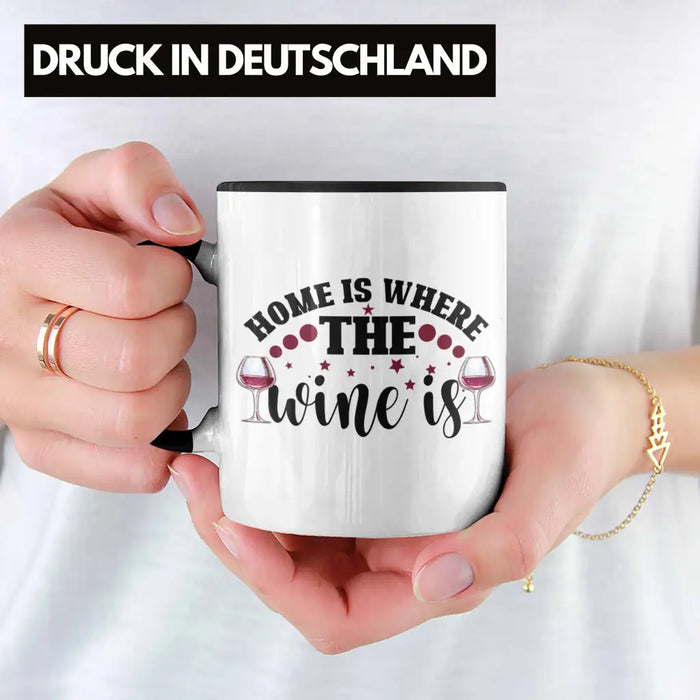 Home Is Where The Wine Is Lustige Tasse Spruch Geschenkidee Frauen Wein-Liebhaber Trendation