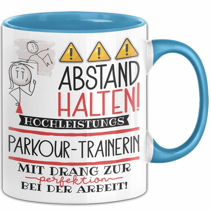 Parkour-Trainerin Tasse Geschenk Lustig Abstand Halten Hochleistungs-Parkour-Trainerin Mit Drang Zur Perfektion Bei Der Arbeit Blau Trendation