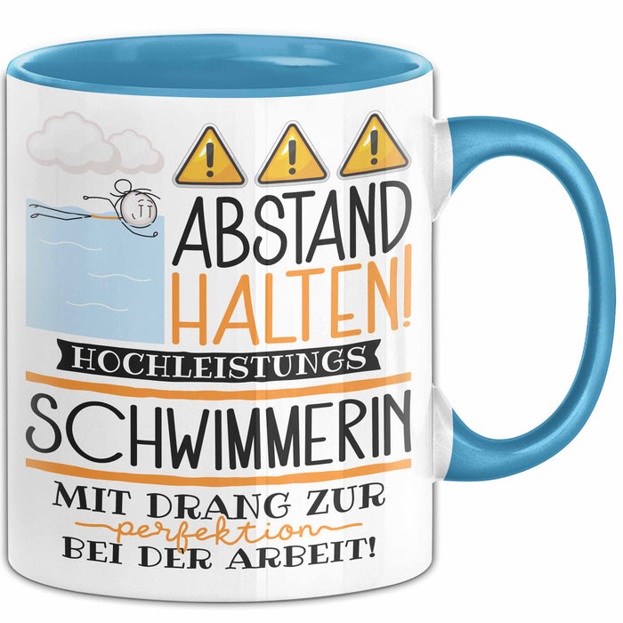 Schwimmerin Tasse Geschenk Lustig Abstand Halten Hochleistungs-Schwimmerin Mit Drang Zur Perfektion Bei Der Arbeit Blau Trendation