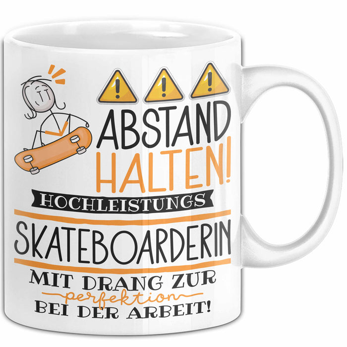 Skateboarderin Tasse Geschenk Lustig Abstand Halten Hochleistungs-Skateboarderin Mit Drang Zur Perfektion Bei Der Arbeit Weiß Trendation