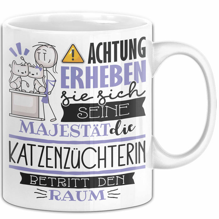 Katzenzüchterin Tasse Geschenk Lustiger Spruch Bitte Erheben Sie Sich Seine Majestät Die Katzenzüchterin Betritt Den Raum Weiß Trendation