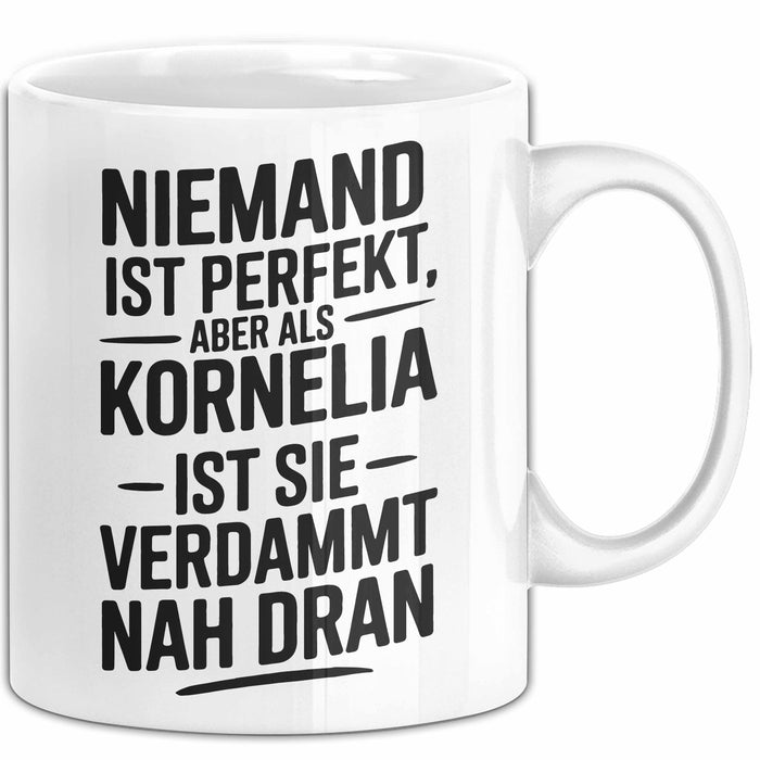 Kornelia Tasse Geschenk Niemand Ist Perfekt Kornelia Verdammt Nah Dran Geschenkidee Weiß Trendation