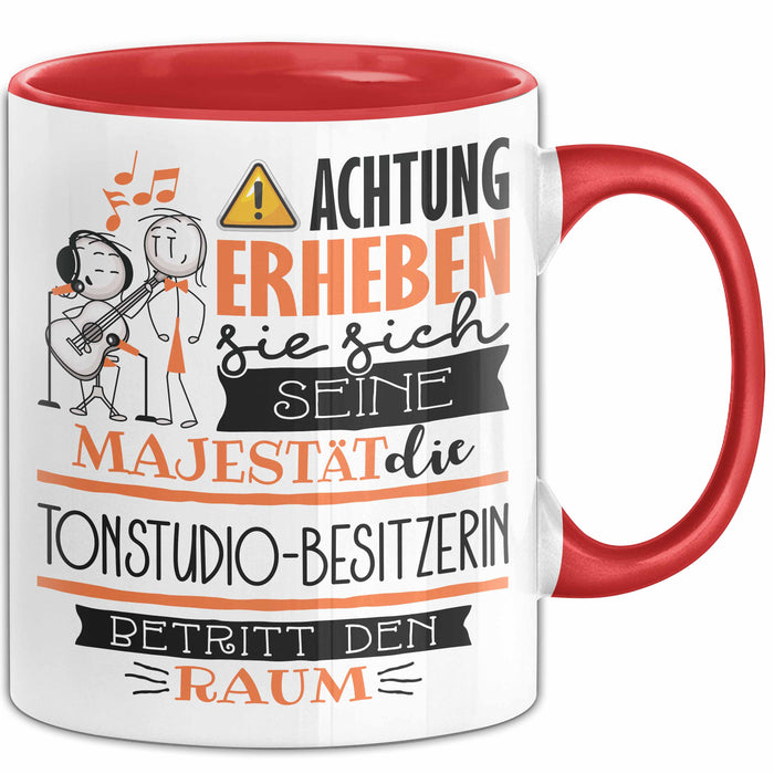 Tonstudio-Besitzerin Tasse Geschenk Lustiger Spruch Bitte Erheben Sie Sich Seine Majestät Die Tonstudio-Besitzerin Betritt Den Raum Rot Trendation