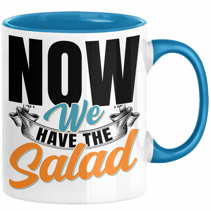 Now We Have The Salad Tasse Geschenk Deutsch Englisch Wortspiel Blau Trendation
