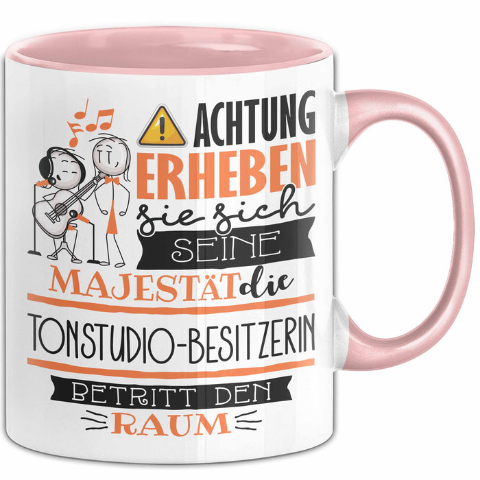 Tonstudio-Besitzerin Tasse Geschenk Lustiger Spruch Bitte Erheben Sie Sich Seine Majestät Die Tonstudio-Besitzerin Betritt Den Raum Rosa Trendation