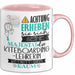 Kiteboarding-Lehrerin Tasse Geschenk Lustiger Spruch Bitte Erheben Sie Sich Seine Majestät Die Kiteboarding-Lehrerin Betritt Den Raum Rosa Trendation