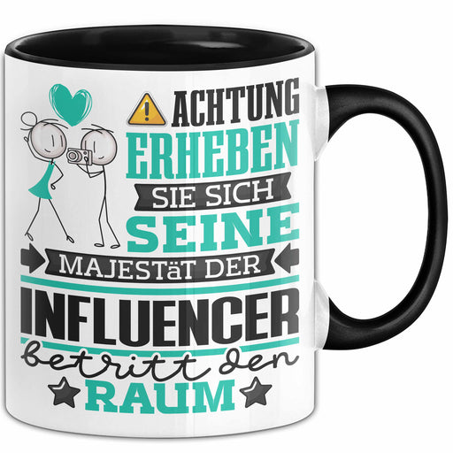 Influencer Geschenk Tasse Lustiger Spruch Erheben Sie Sich Der Influencer Betritt den Raum Schwarz Trendation