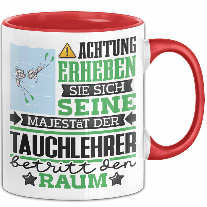 Tauchlehrer Geschenk Tasse Lustiger Spruch Erheben Sie Sich Der Tauchlehrer Betritt den Raum Rot Trendation