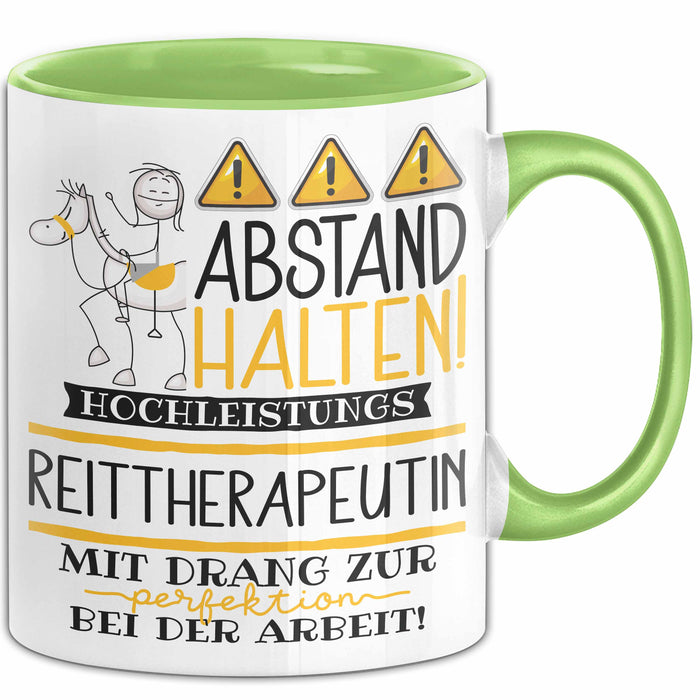 Reittherapeutin Tasse Geschenk Lustig Abstand Halten Hochleistungs-Reittherapeutin Mit Drang Zur Perfektion Bei Der Arbeit Grün Trendation
