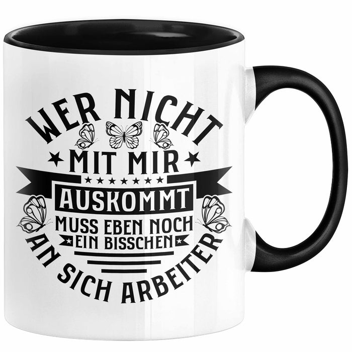 Lustiger Spruch Tasse Wer Nicht Mit Mir Auskommt Muss Eben Noch EIn Bisschen An Sich Arbeiten Kaffee-Becher Humor Schwarz Trendation