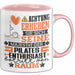 Pilates-Enthusiast Geschenk Tasse Lustiger Spruch Erheben Sie Sich Der Pilates-Enthusiast Betritt den Raum Rosa Trendation