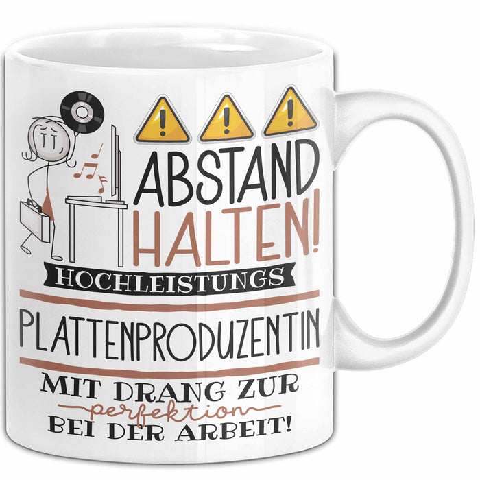 Plattenproduzentin Tasse Geschenk Lustig Abstand Halten Hochleistungs-Plattenproduzentin Mit Drang Zur Perfektion Bei Der Arbeit Weiß Trendation