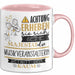 Musikveranstalterin Tasse Geschenk Lustiger Spruch Bitte Erheben Sie Sich Seine Majestät Die Musikveranstalterin Betritt Den Raum Rosa Trendation