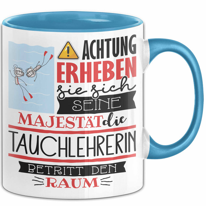 Tauchlehrerin Tasse Geschenk Lustiger Spruch Bitte Erheben Sie Sich Seine Majestät Die Tauchlehrerin Betritt Den Raum Blau Trendation