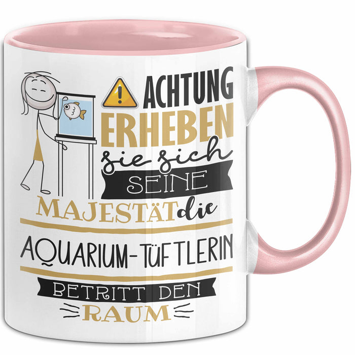 Aquarium-Tüftlerin Tasse Geschenk Lustiger Spruch Bitte Erheben Sie Sich Seine Majestät Die Aquarium-Tüftlerin Betritt Den Raum Rosa Trendation