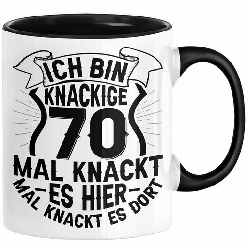 70er Geburtstag Geschenk Männer Frauen Ich Bin Knackige 70 Tasse Geschenkidee Lustiger Spruch Opa 70. Geburtstag Kaffee-Becher Schwarz Trendation