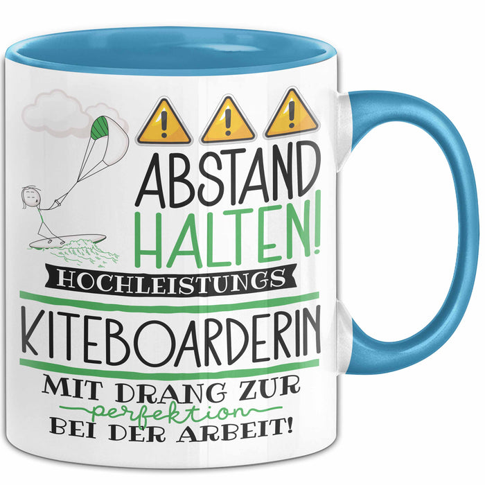 Kiteboarderin Tasse Geschenk Lustig Abstand Halten Hochleistungs-Kiteboarderin Mit Drang Zur Perfektion Bei Der Arbeit Blau Trendation