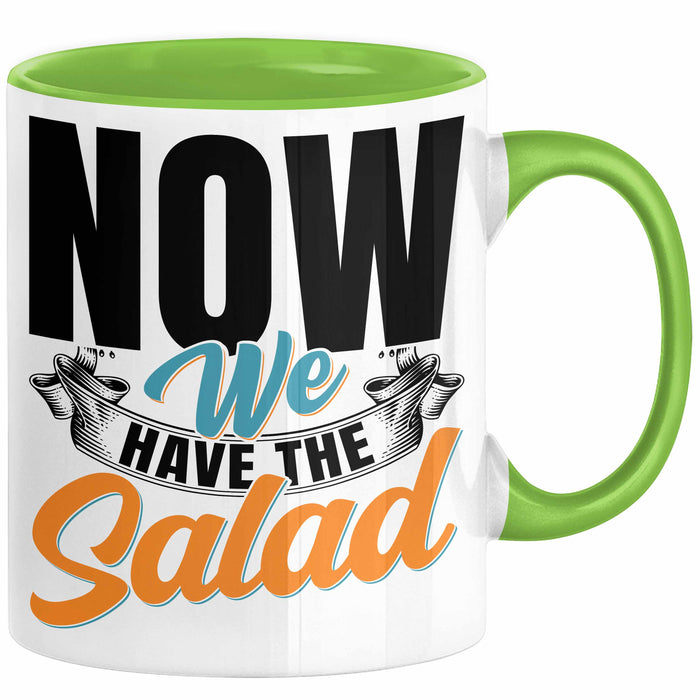 Now We Have The Salad Tasse Geschenk Deutsch Englisch Wortspiel Grün Trendation