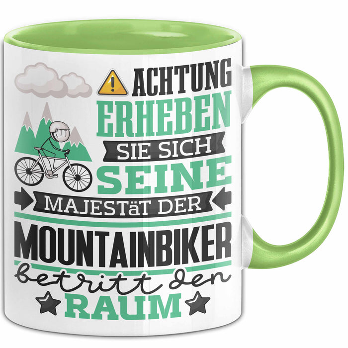 Mountainbiker Geschenk Tasse Lustiger Spruch Erheben Sie Sich Der Mountainbiker Betritt den Raum Grün Trendation