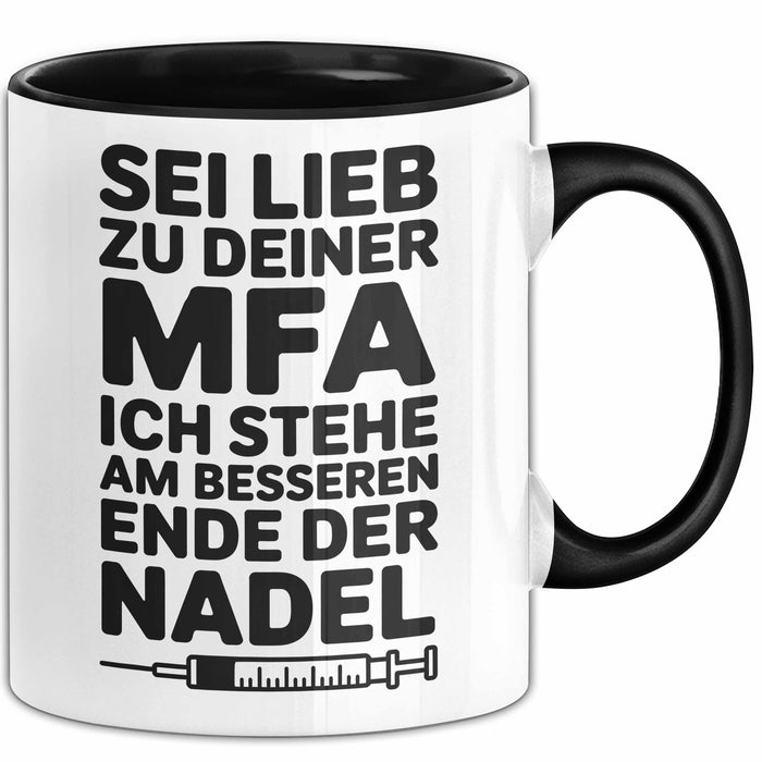 Medizinischer Assistent Arzt Tasse Geschenk Lustige Geschenkidee Spruch Sei Lieb Zu Deiner Mfa Ich Stehe Am Besseren Ende Der Nadel Trendation