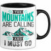 Ski Tasse Geschenk Grafik The Mountains Are Calling And I Must Go Becher Schwarz Trendation