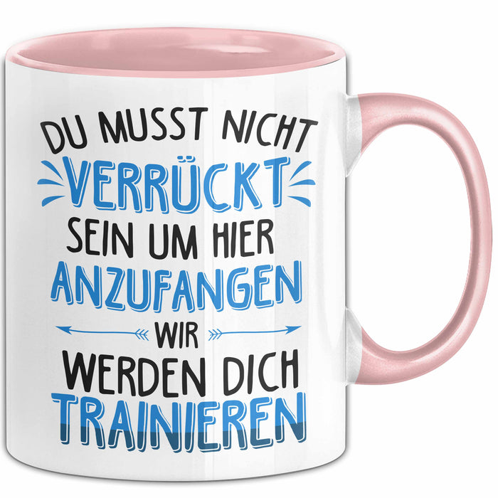 Office Arbeitskollege Tasse Geschenk Lustige Geschenkidee Spruch Du Musst Nicht Verrückt Sein Um Hier Anzufangen Rosa Trendation