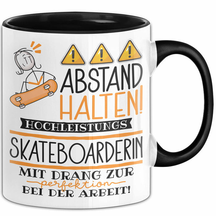 Skateboarderin Tasse Geschenk Lustig Abstand Halten Hochleistungs-Skateboarderin Mit Drang Zur Perfektion Bei Der Arbeit Trendation