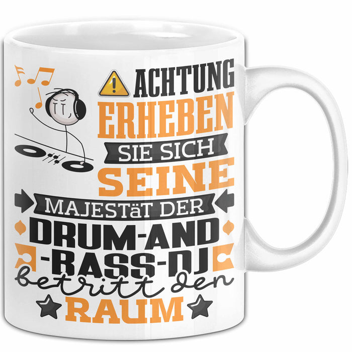 Drum-and-Bass-DJ Geschenk Tasse Lustiger Spruch Erheben Sie Sich Der Drum-and-Bass-DJ Betritt den Raum Weiß Trendation
