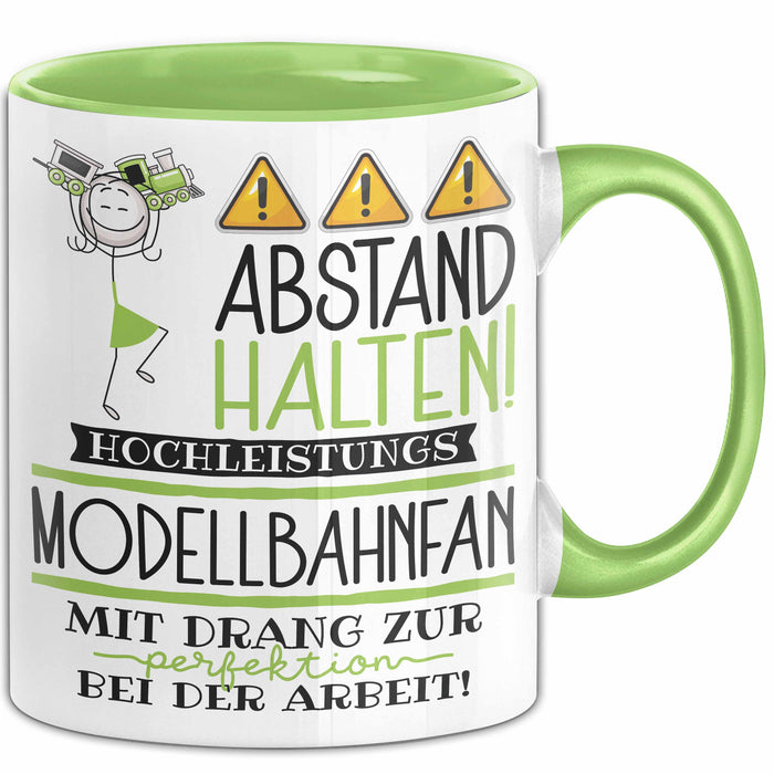 Modellbahnfan Tasse Geschenk Lustig Abstand Halten Hochleistungs-Modellbahnfan Mit Drang Zur Perfektion Bei Der Arbeit Grün Trendation