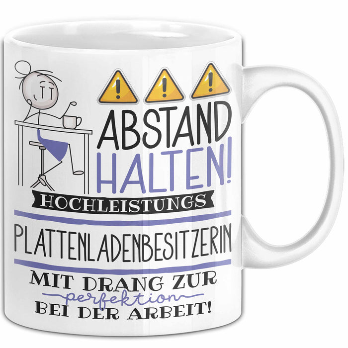 Plattenladenbesitzerin Tasse Geschenk Lustig Abstand Halten Hochleistungs-Plattenladenbesitzerin Mit Drang Zur Perfektion Bei Der Arbeit Weiß Trendation