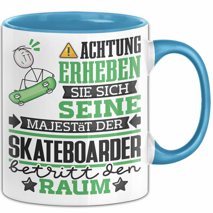 Skateboarder Geschenk Tasse Lustiger Spruch Erheben Sie Sich Der Skateboarder Betritt den Raum Blau Trendation
