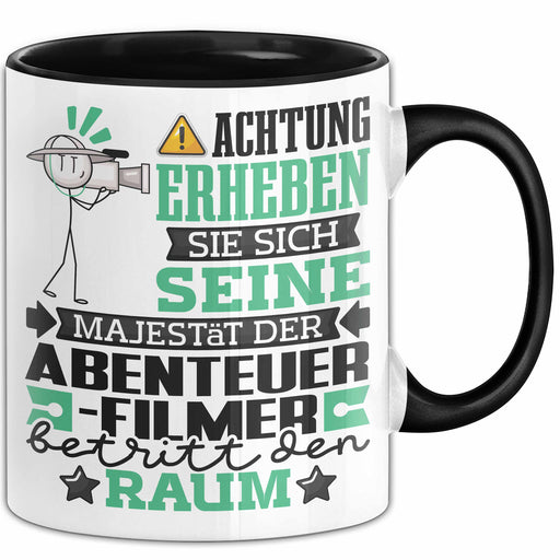 Abenteuerfilmer Geschenk Tasse Lustiger Spruch Erheben Sie Sich Der Abenteuerfilmer Betritt den Raum Schwarz Trendation