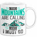 Ski Tasse Geschenk Grafik The Mountains Are Calling And I Must Go Becher Weiß Trendation