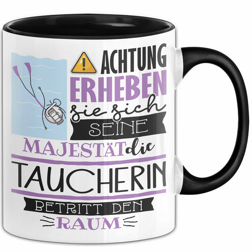 Taucherin Tasse Geschenk Lustiger Spruch Bitte Erheben Sie Sich Seine Majestät Die Taucherin Betritt Den Raum Schwarz Trendation