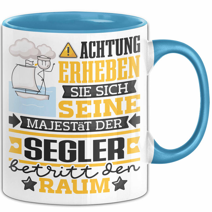 Segler Geschenk Tasse Lustiger Spruch Erheben Sie Sich Der Segler Betritt den Raum Blau Trendation