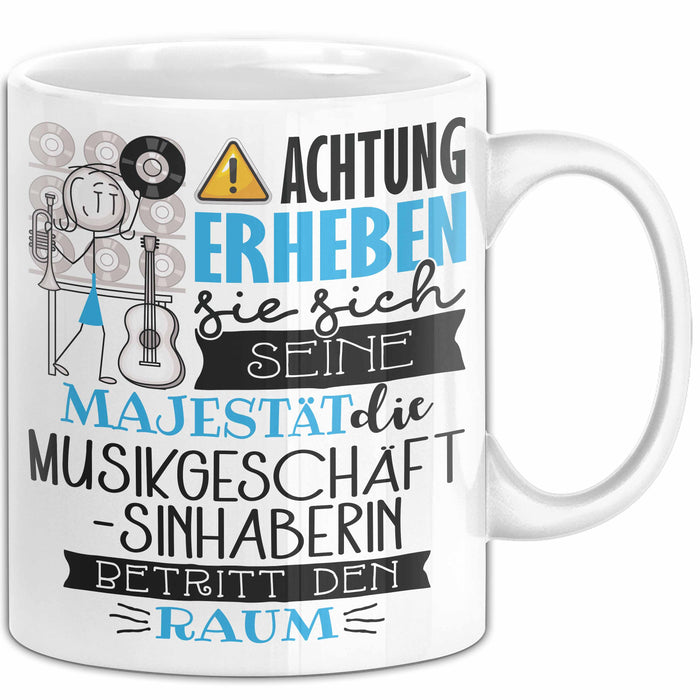Musikgeschäftsinhaberin Tasse Geschenk Lustiger Spruch Bitte Erheben Sie Sich Seine Majestät Die Musikgeschäftsinhaberin Betritt Den Raum Weiß Trendation