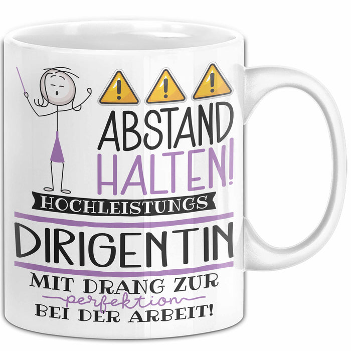 Dirigentin Tasse Geschenk Lustig Abstand Halten Hochleistungs-Dirigentin Mit Drang Zur Perfektion Bei Der Arbeit Weiß Trendation