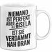 Gisela Tasse Geschenk Niemand Ist Perfekt Gisela Verdammt Nah Dran Geschenkidee Weiß Trendation