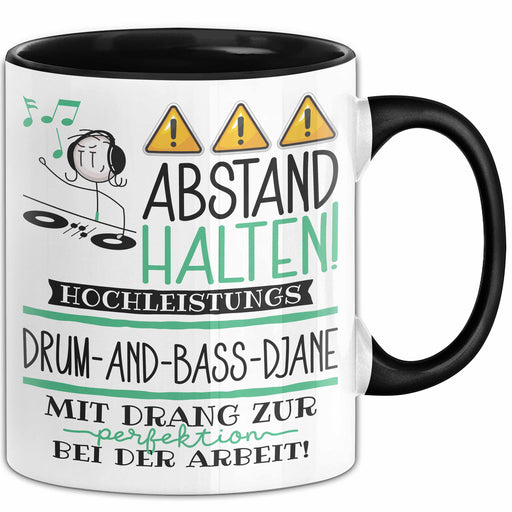 Drum-and-Bass-DJane Tasse Geschenk Lustig Abstand Halten Hochleistungs-Drum-and-Bass-DJane Mit Drang Zur Perfektion Bei Der Arbeit Trendation