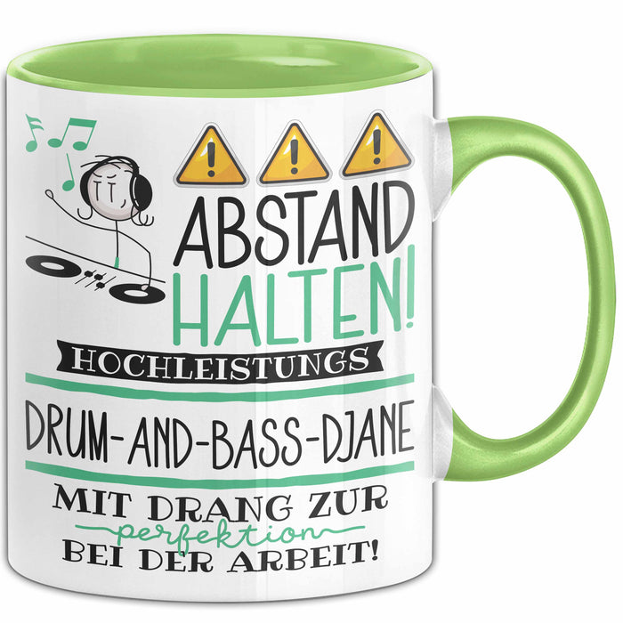 Drum-and-Bass-DJane Tasse Geschenk Lustig Abstand Halten Hochleistungs-Drum-and-Bass-DJane Mit Drang Zur Perfektion Bei Der Arbeit Grün Trendation