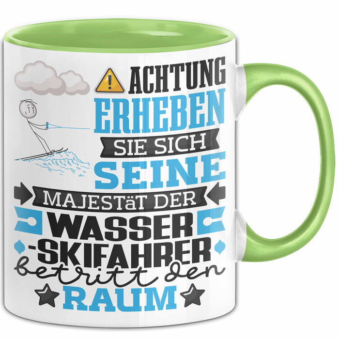 Wasserskifahrer Geschenk Tasse Lustiger Spruch Erheben Sie Sich Der Wasserskifahrer Betritt den Raum Grün Trendation