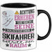 Skifahrer Geschenk Tasse Lustiger Spruch Erheben Sie Sich Der Skifahrer Betritt den Raum Schwarz Trendation