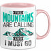 Ski Tasse Geschenk Grafik The Mountains Are Calling And I Must Go Becher Rosa Trendation