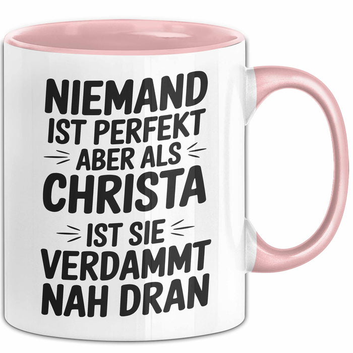 Christa Tasse Geschenk Niemand Ist Perfekt Christa Verdammt Nah Dran Geschenkidee Rosa Trendation