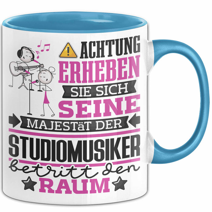 Studiomusiker Geschenk Tasse Lustiger Spruch Erheben Sie Sich Der Studiomusiker Betritt den Raum Blau Trendation