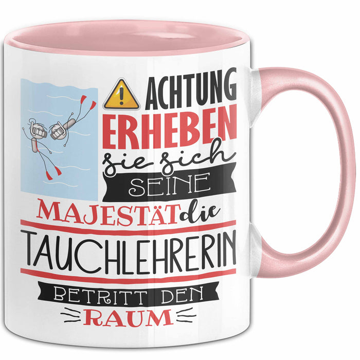 Tauchlehrerin Tasse Geschenk Lustiger Spruch Bitte Erheben Sie Sich Seine Majestät Die Tauchlehrerin Betritt Den Raum Rosa Trendation