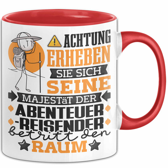 Abenteurreisender Geschenk Tasse Lustiger Spruch Erheben Sie Sich Der Abenteurreisender Betritt den Raum Rot Trendation