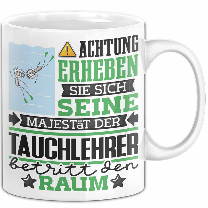 Tauchlehrer Geschenk Tasse Lustiger Spruch Erheben Sie Sich Der Tauchlehrer Betritt den Raum Weiß Trendation